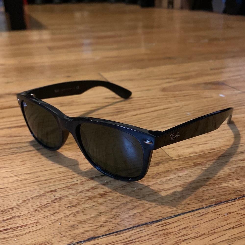 Ray-Ban Wayfarer (RB2132 New Wayfarer Style)